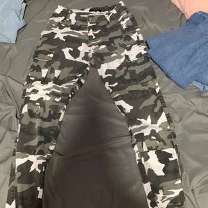 Camouflage, skinny/baggy jeans